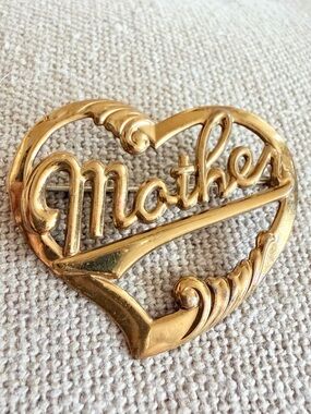 VTG Mid-Century Retro-Revival Golden Heart Mother’s Brooch